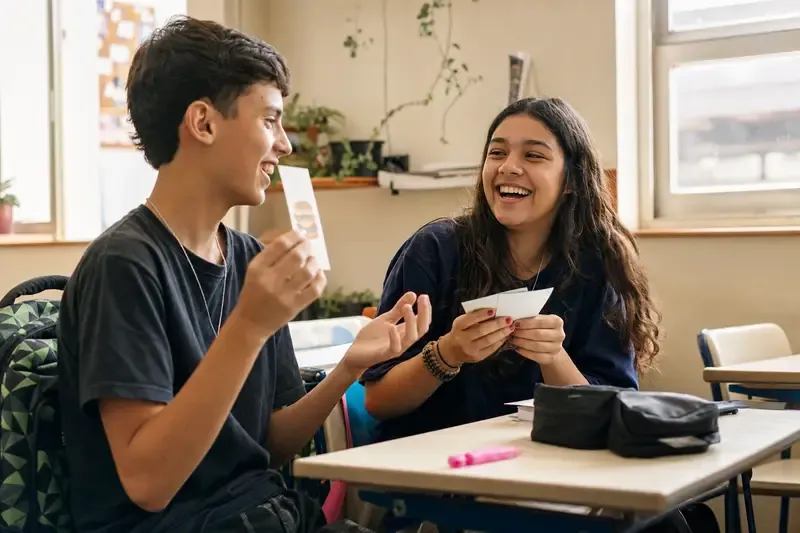 Crianças em atividade de inglês