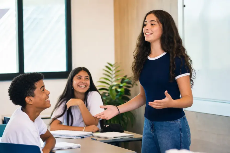 Teens apresentando em inglês na turma