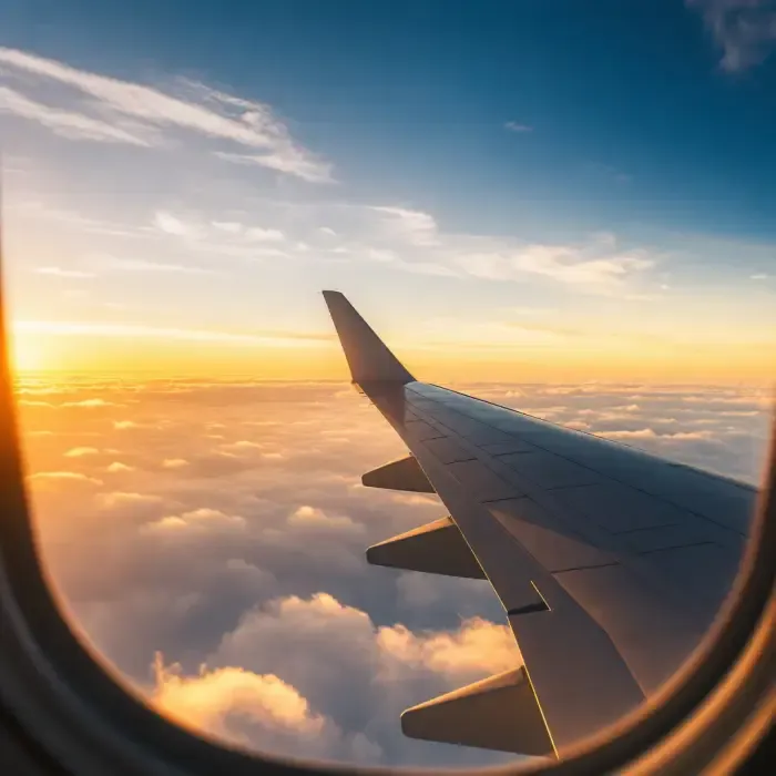 Asa de avião sobre as nuvens